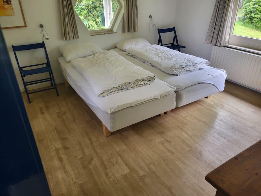 Slaapkamer met uitzicht op de tuin