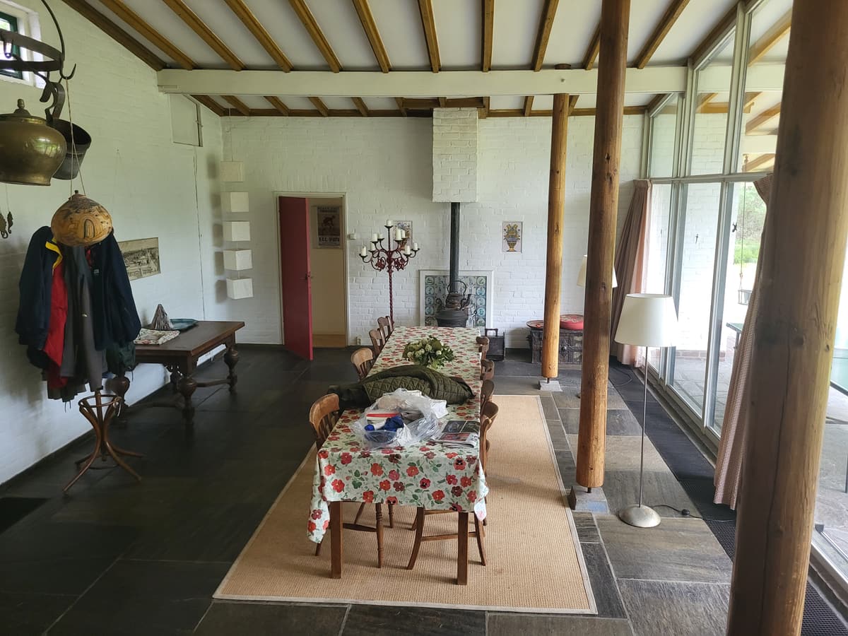 Eetkamer met lange tafel